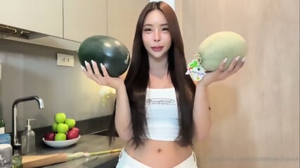 ãyoshithunchanokãThai Transgender Person Masturbates With Watermelon