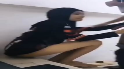 Awek Tudung Pemberani