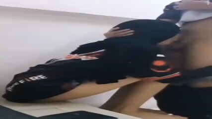 Awek Tudung Pemberani