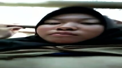 CROT DI DALEM CEWEK NYA NANGIS FULL DI Https://s.id/bocilsempit