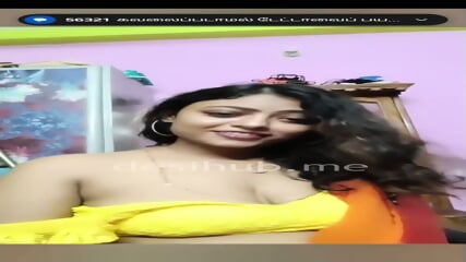 Desi Aunty Teases With Deep Cleavage Then Flashes Boobs On Tango 121 Live