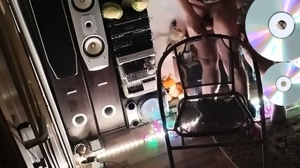 O Fata Care Sa Masturbat Un Barbat Frecand Penisu De Spataru Uni Scaun Pana Cand Sperma A Fost Conplecta Ejagulata Pe Spataru Scaunului