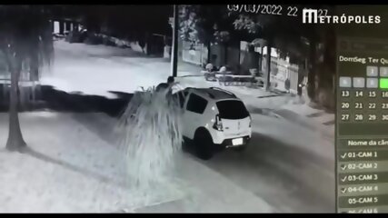 ( CONTROVERSIAL VIDEO ) Hot Wife : Sandrinha Mineirinha Pastor Caught Cheating On Her Personal Husband With A Beggar In The Middle Of The Street ! Personal Trainer Beats Up Homeless Man When He Catches His Wife Sucking The Homeless Man.